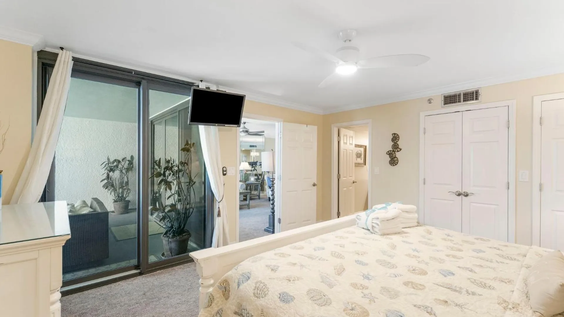 Holiday home Stunning 2/2 Designer Condo W Coastal Appeal Right On The Gulf! Panama City Beach